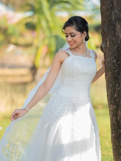 Another beautiful shot of this timeless bride. The focus is on her natural beauty, enhanced by a subtle and skillful makeup application.