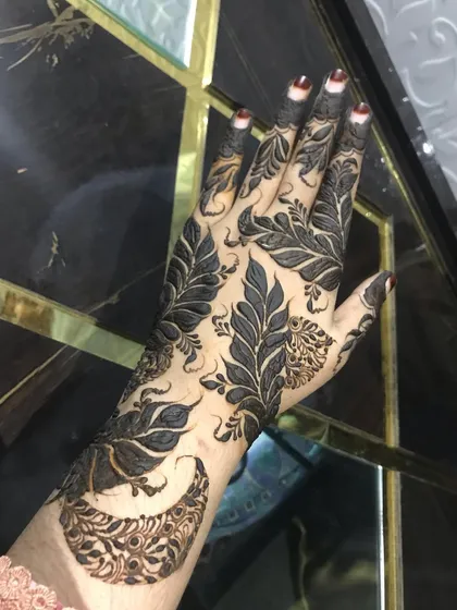 I love creating these bold leaf patterns. The dark, filled-in leaves create a powerful contrast against the skin.