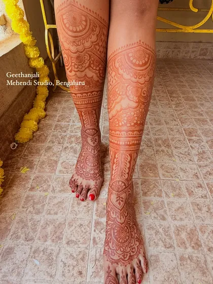 The beautiful, matured stain on a full-leg bridal mehendi.