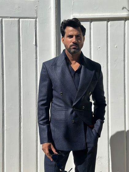 The Lisbon suit in navy blue linen. This double-breasted design is perfect for destination weddings, offering a sharp look without sacrificing comfort.