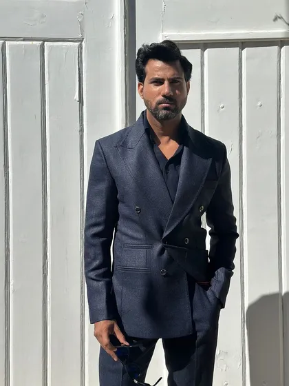 The Lisbon suit in navy blue linen. This double-breasted design is perfect for destination weddings, offering a sharp look without sacrificing comfort.