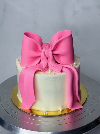 Pookie Cake! I am obsessed with this cake I made today. A simple white cake is transformed by a huge, dramatic, and perfectly crafted pink fondant bow.