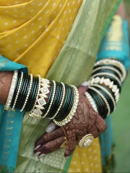 The perfect bridal look is in the details. I help you customize your bangle sets, like these beautiful green and AD bangles, to perfectly match your wedding saree.