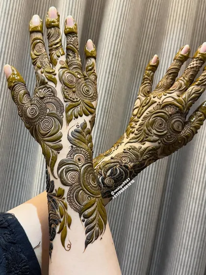 For those who love a bolder look, I create these 3D-effect Gulf-style designs. The technique uses thick lines and delicate shading to make the floral and spiral patterns pop, giving the henna a raised, almost sculptural appearance on the skin.