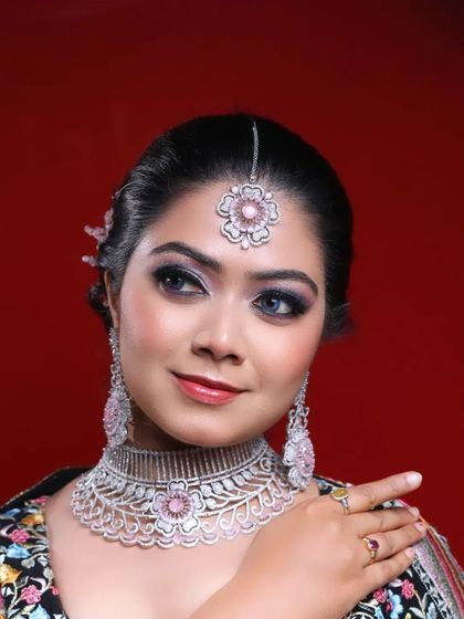 A beautiful look with purple-toned eyeshadow and diamond jewellery that I demonstrated for my Batch 32 students.