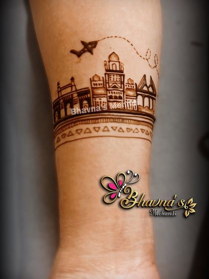 A simple yet creative design of the Mumbai skyline, a fun exercise we do in our classes to practice fine lines and scenery.