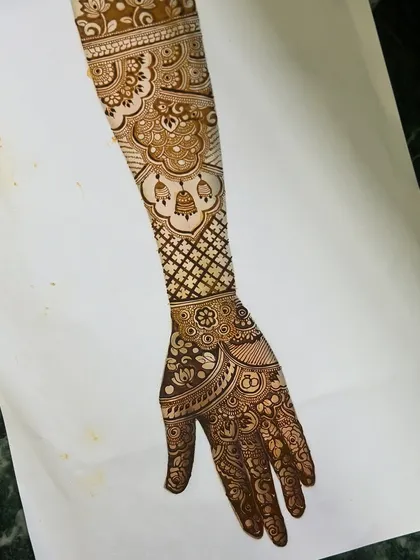 I love the hanging jhumka elements and the neat grid work in this design. It shows great creativity and control, skills we focus on heavily in my bridal mehendi training.