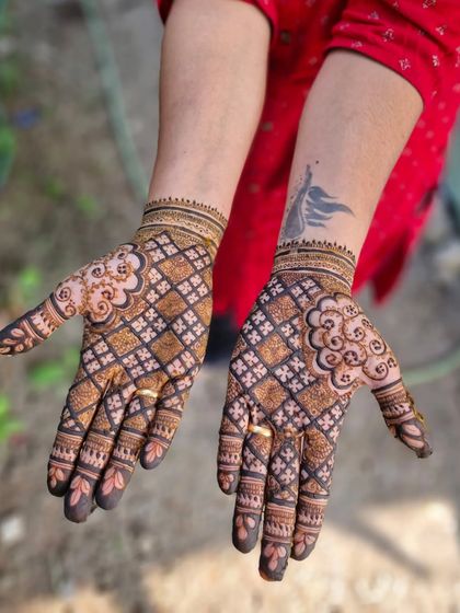 The same stylish jaal pattern, shown from a different angle. The floral motifs on the side of the palm add a soft touch to the geometric design.