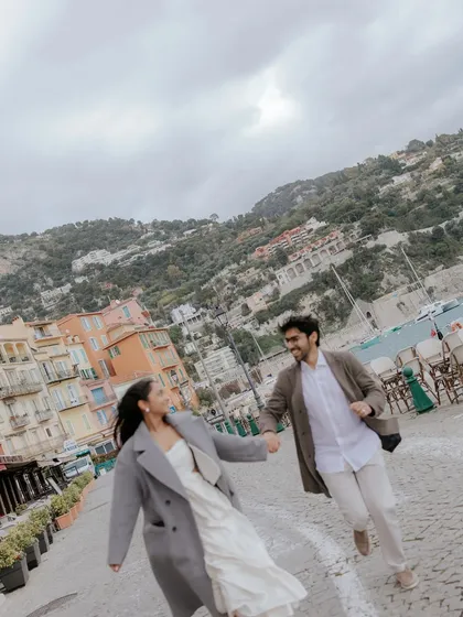 The unscripted joy of running through the streets of the French Riviera. We believe the best moments are the ones in between, full of spontaneous laughter and genuine connection, like this pre-wedding shoot in Nice.