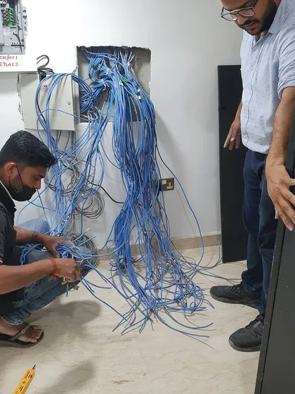 Many problems start with messy wiring. This is a common situation I find, with tangled network cables that can cause system failures and are a headache to troubleshoot.