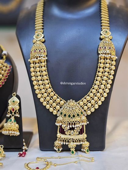 Unique caption for media id 118 describing the specific jewellery and look.