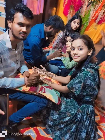 A glimpse into a group mehendi session. My team and I can handle bookings for the entire family, ensuring everyone gets beautiful henna for the celebration.