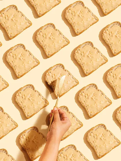 We transformed a simple slice of peanut butter toast into a compelling graphic pattern. This kind of visual repetition is designed to be eye-catching and memorable, turning an everyday product into a piece of art.