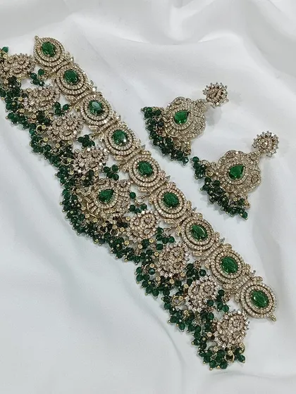 An emerald-green version of this popular choker design.