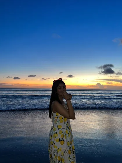 Another beautiful sunset picture in my lemon-print dress. I help you choose outfits that create unforgettable memories.