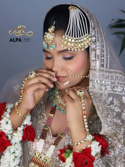 Another beautiful close-up, this time focusing on the intricate details of the hathphool and the matching soft glam makeup.