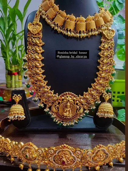 Here is a closer look at one of my classic temple jewellery sets available for rent. This set features a beautiful Lakshmi pendant, peacock motifs, and is studded with red and green stones, giving you that authentic, royal bridal look at an affordable price. The rental includes the choker, long haram, jhumkas, and vaddanam.