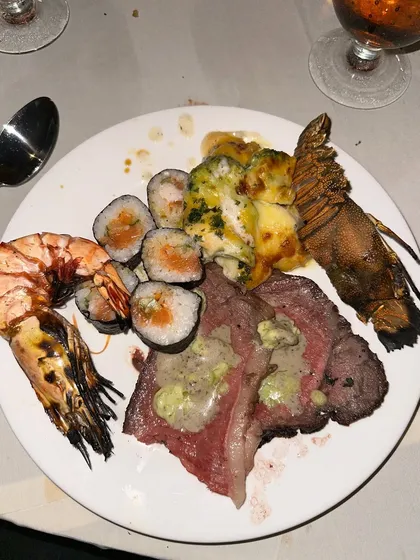 Navigating a wedding buffet while on a plan. This plate is packed with high-protein options like steak, prawns, and lobster. I'll show you how to make smart choices at any event so you can enjoy yourself without the guilt.