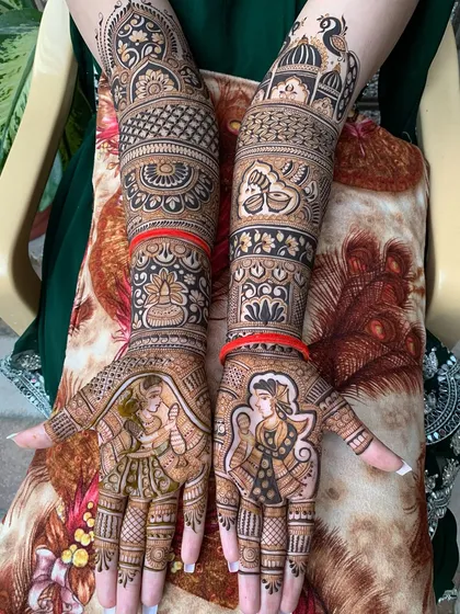 This design features beautiful portraits of Radha and Krishna, a classic representation of divine love, perfect for a wedding.