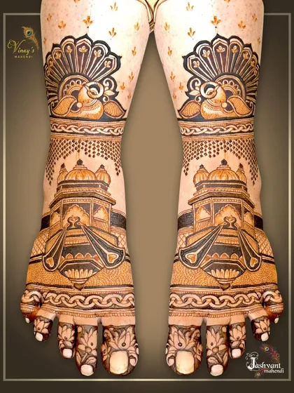 Bridal feet mehndi featuring grand palace architecture, known as jharokhas. The design is topped with peacock motifs, creating a look of royal elegance.