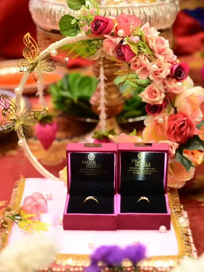 For your engagement, I create exquisite, handmade ring platters. This design features a floral hoop adorned with pearl strings and delicate butterflies, providing a perfect setting to present the rings and capture that special moment.