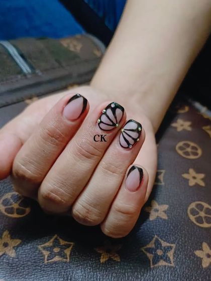 A close-up of the black shell art design.