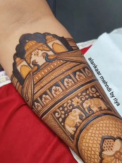 A final look at the stunningly detailed royal bridal arm design, ready for the bride's big day.