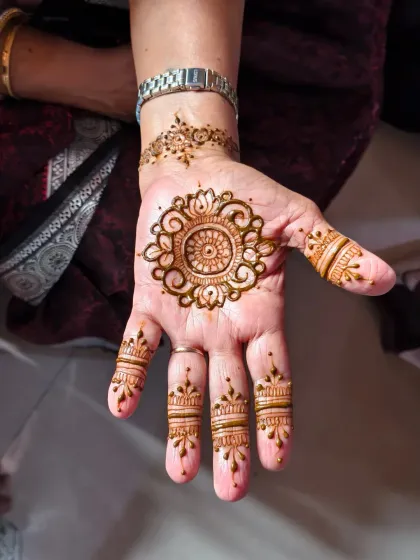 A classic mandala design for the mother of the bride. It's a graceful choice that honors her important role in the wedding.