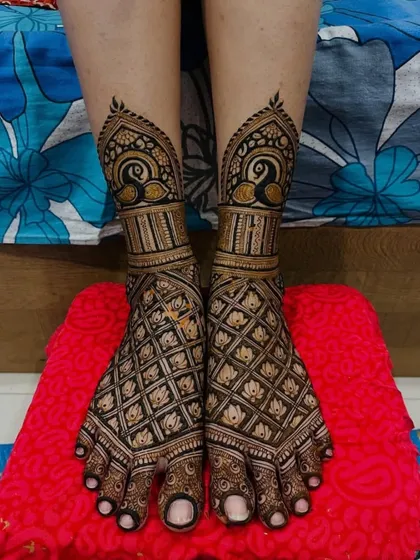 A final look at this beautiful and detailed foot mehndi.