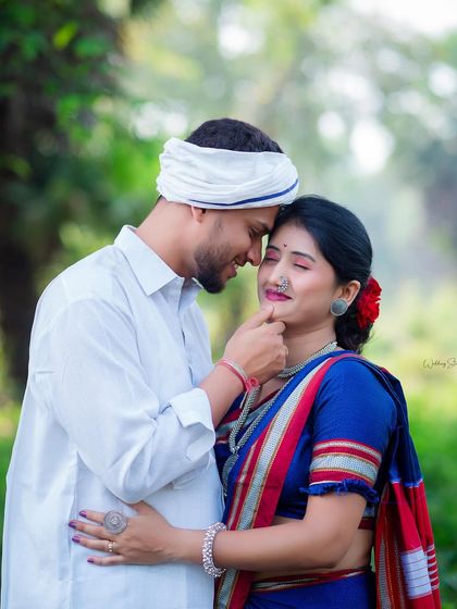 A duplicate of image 13, this is an intimate portrait from a traditional Marathi Shetkari shoot, focusing on the couple's gentle and close connection.