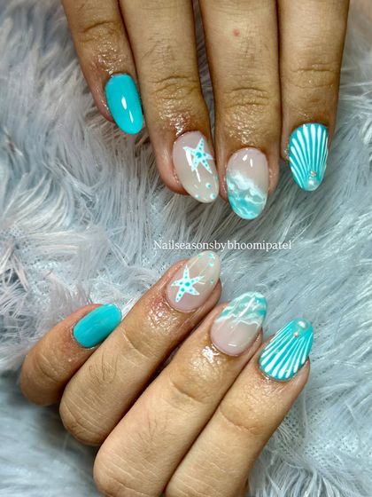 A full view of this beach-themed manicure, ready for some sun and sand.