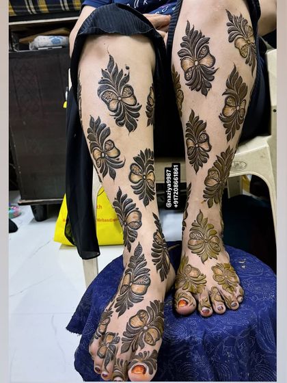 The fresh paste of the modern floral leg design.