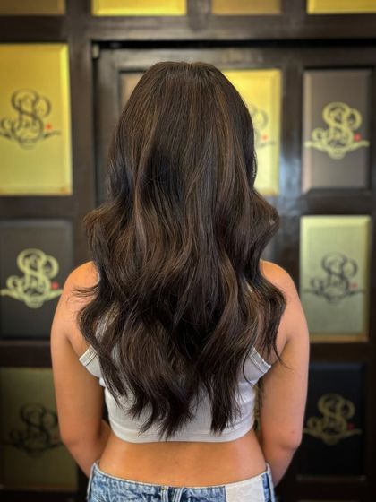 Light golden hues blended into a rich brown base. This color combination creates a warm, coconut-inspired look that's perfect for a subtle, sun-kissed glow.