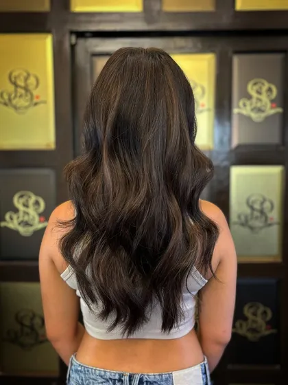 Light golden hues blended into a rich brown base. This color combination creates a warm, coconut-inspired look that's perfect for a subtle, sun-kissed glow.