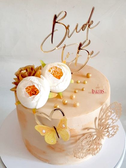 It's the season of weddings and bachelorette parties! The theme for this party was peach and gold, and I loved creating this classy and elegant cake for the bride-to-be, Ankita.