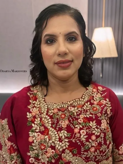 A glowing and glamorous look for this wedding guest. The makeup is radiant, and the hairstyle is chic and modern.