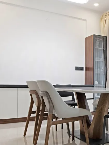 This dining space is designed for easy conversations and everyday comfort. The mix of light and dark tones and a clean-lined crockery unit make it both stylish and functional.
