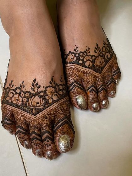 For brides who prefer a simpler look, I also create minimal foot designs. This one features an elegant V-shaped pattern with a floral border, leaving much of the foot open.