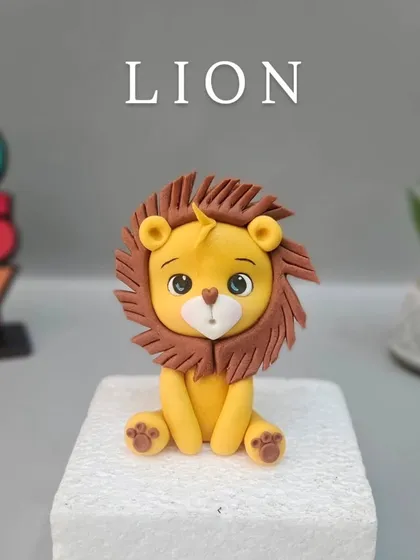 A close-up of the fondant lion we teach in our jungle themed masterclass. I show you how to create the mane texture and sweet facial expression.