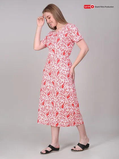 This three-quarter view of the printed dress shows its fit and length. Multiple angles like this are key to reducing returns and increasing customer satisfaction.