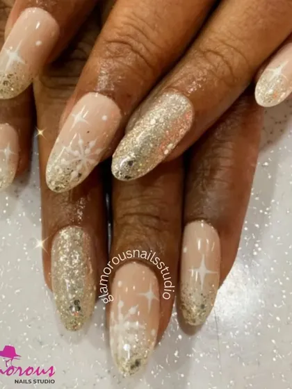 Let it snow! This winter-themed design features a beautiful silver glitter ombré on a nude base, with hand-painted white snowflakes and stars for a magical, festive look.
