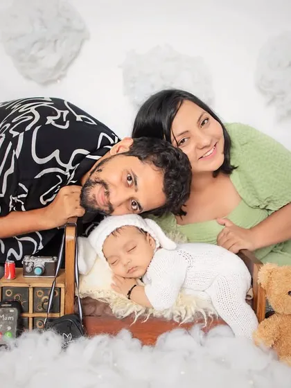 Welcoming a new baby is a celebration for the whole family. I love creating these dreamy, complete family portraits where the love and connection between parents and their newborn shines through.