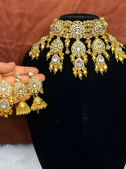 This lightweight choker set is a great choice for wedding guests or for pre-wedding functions like an engagement or Haldi ceremony. It's elegant, easy to wear, and available for rent at a great price.