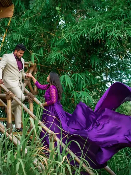 A fairytale moment in a rustic treehouse. This shot combines a unique location with a stunning outfit, showing how we can create magical pre-wedding scenes surrounded by nature.
