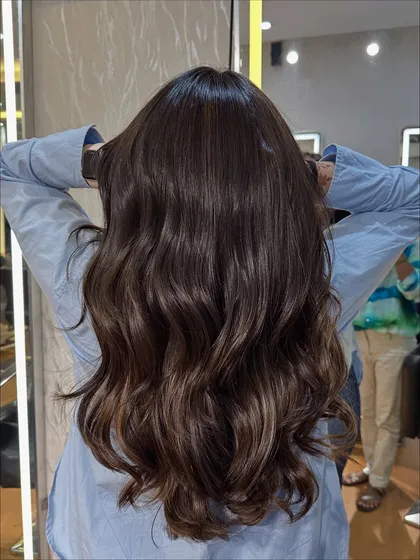 A beautiful shot of the chocolate mocha brown hair, showing its depth and richness. This is a timeless color that requires expert application to look this seamless.