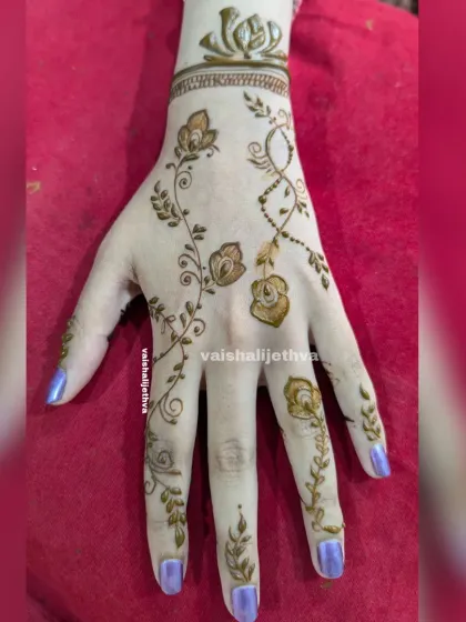 A very delicate and pretty floral vine design. This minimalist style is perfect for those who want just a touch of henna.