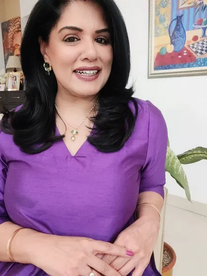 A close-up of the polki and emerald stone pendant set I wore with the purple kurta. The green in the jewelry beautifully complements the green accessories.