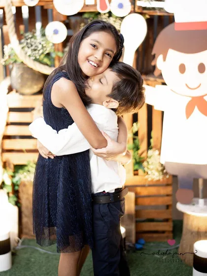 A sweet, spontaneous hug between siblings amidst the party fun. These are the unscripted moments I look for, the ones that truly reflect the love and connection within a family during a kids' birthday party.