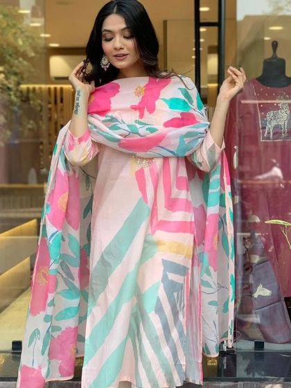 I love the modern, abstract print on this light pink rayon kurta set. It's a fun, contemporary piece that's still super comfortable for all-day wear.