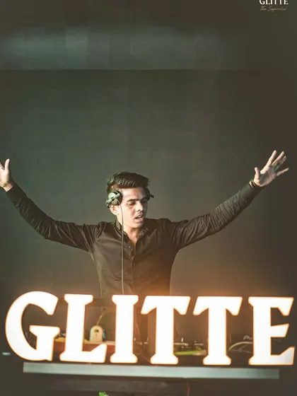 Arms wide open, embracing the energy of the crowd at Glitte.